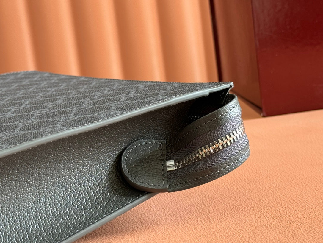 GUCCI NEO VINTAGE 26  SUPREME POUCH IN BLACK CANVAS