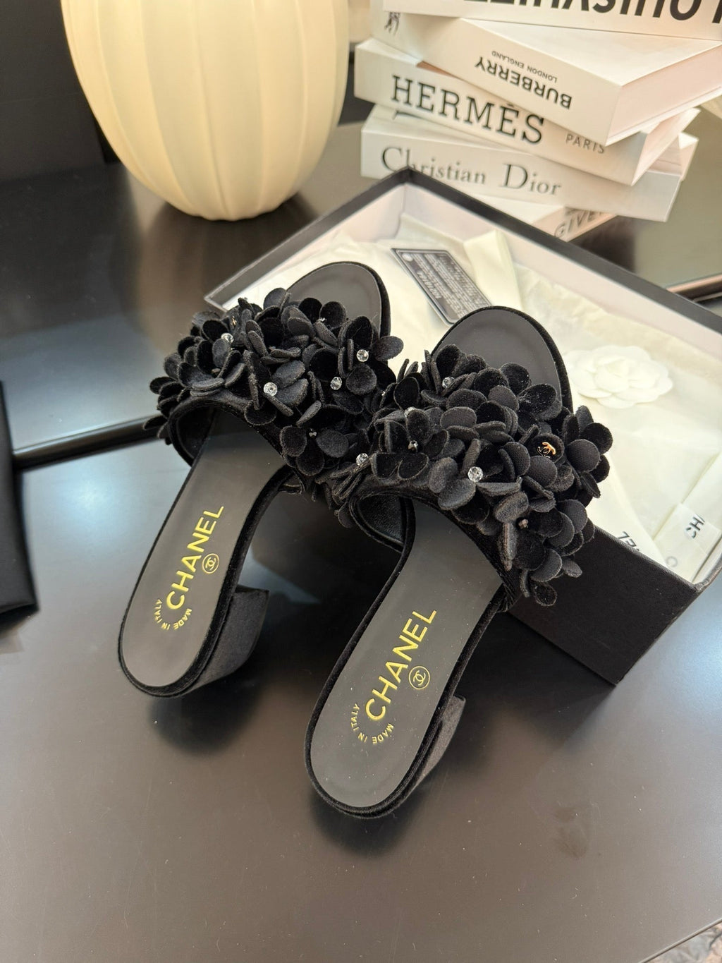 CHANEL MID HEEL 45 MM MULE IN BLACK VELVET