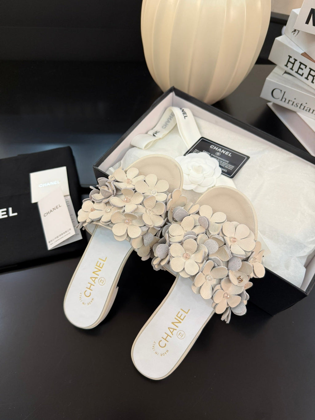 CHANEL FLAT MULE 15 MM IN PALE GRAY CALFSKIN