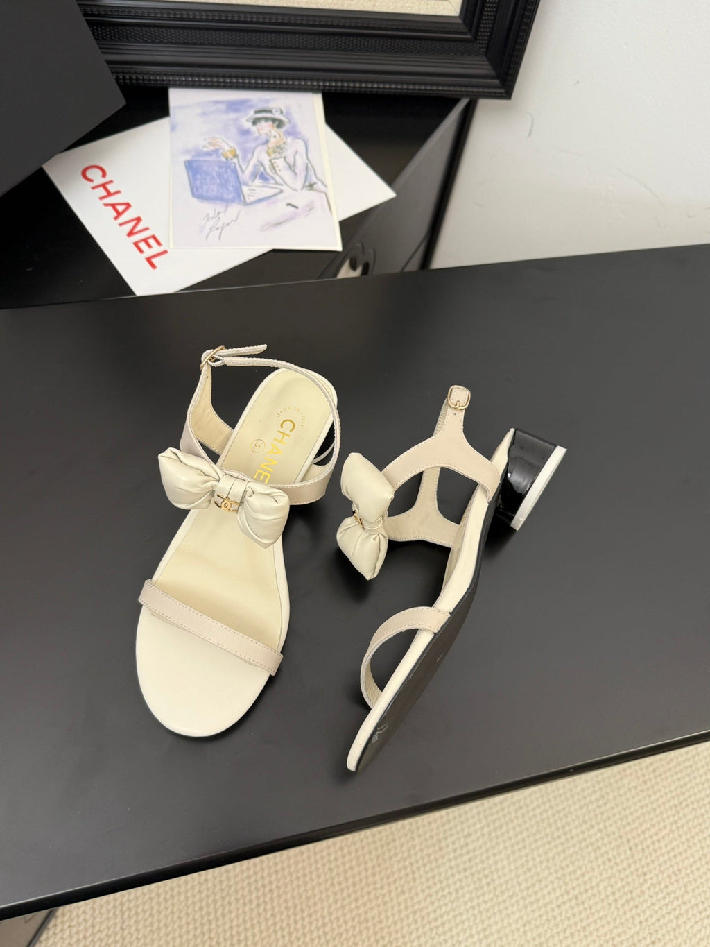 CHANEL FLAT SANDALS 5 MM IN WHITE CREAM CALFSKIN