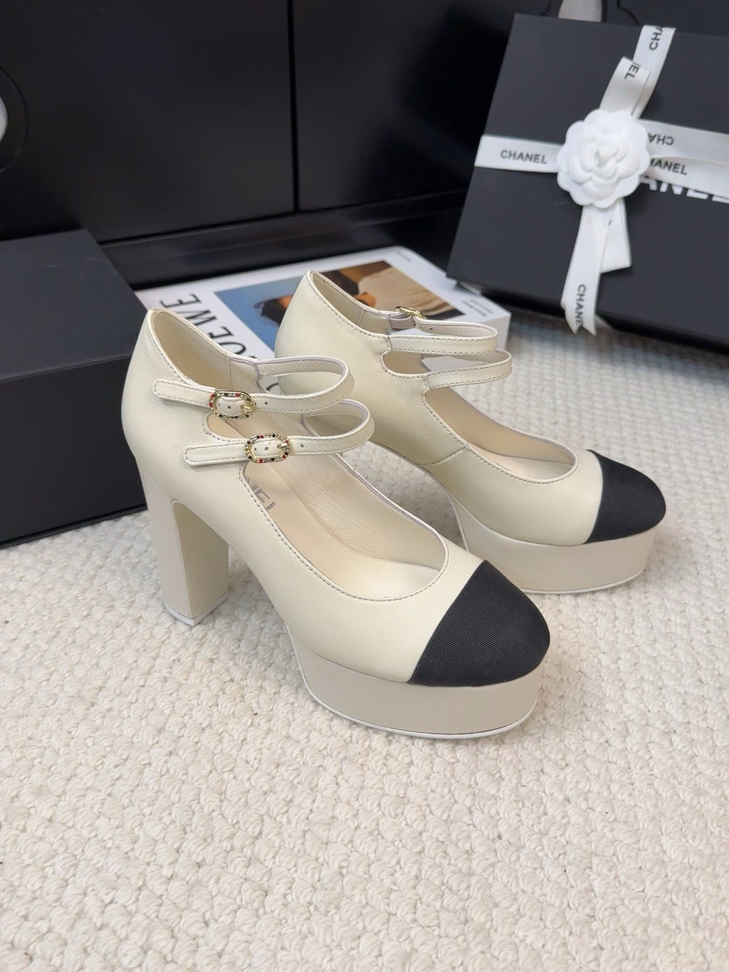 CHANEL FLATFORM SANDAL IN PALE YELLOW CALFSKIN AND BLACK FABRIC