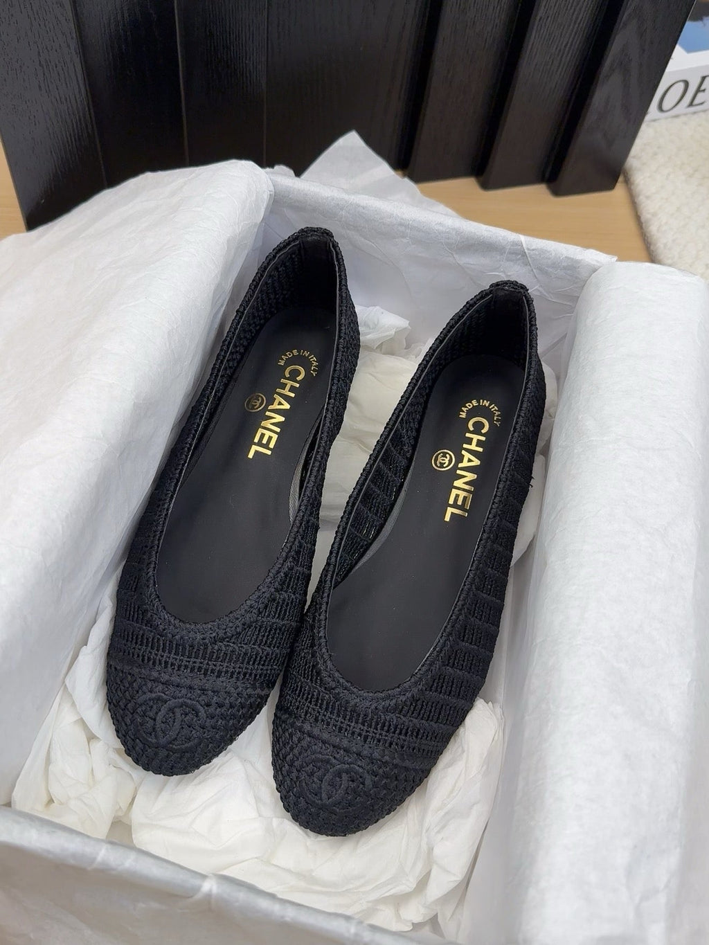 CHANEL BALLERINAS IN BLACK RAFFIA