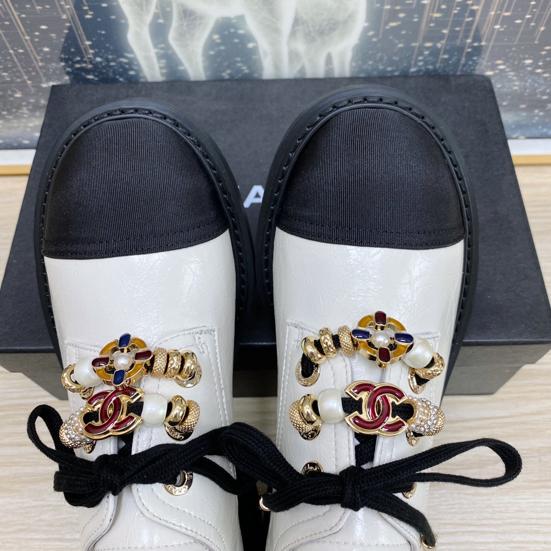 CHANEL COMBAT OXFORD SHOES IN WHITE WRINKLED CALFSKIN AND BLACK GROSGRAIN WITH FAUX PEARL