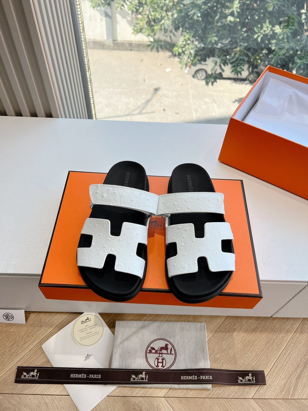 HERMES CHYPRE SANDAL IN WHITE GRAINED CALFSKIN