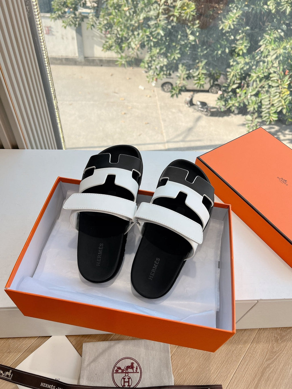 HERMES CHYPRE SANDAL IN WHITE MIX BLACK CALFSKIN