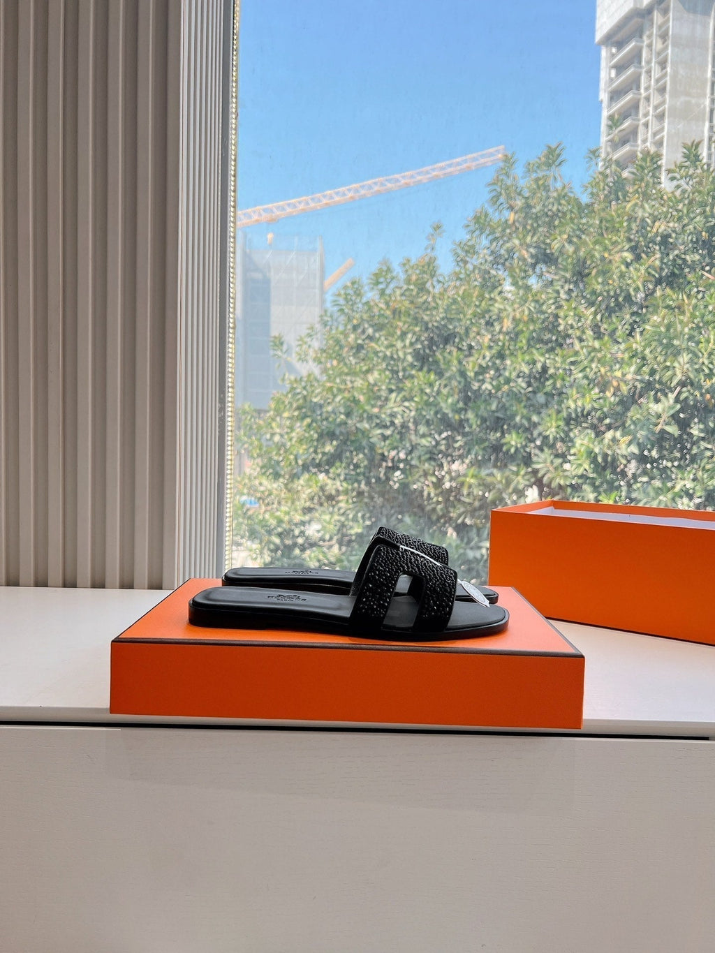HERMES 0RAN SLIDE IN BLACK CALFSKIN WITH CRYSTALS