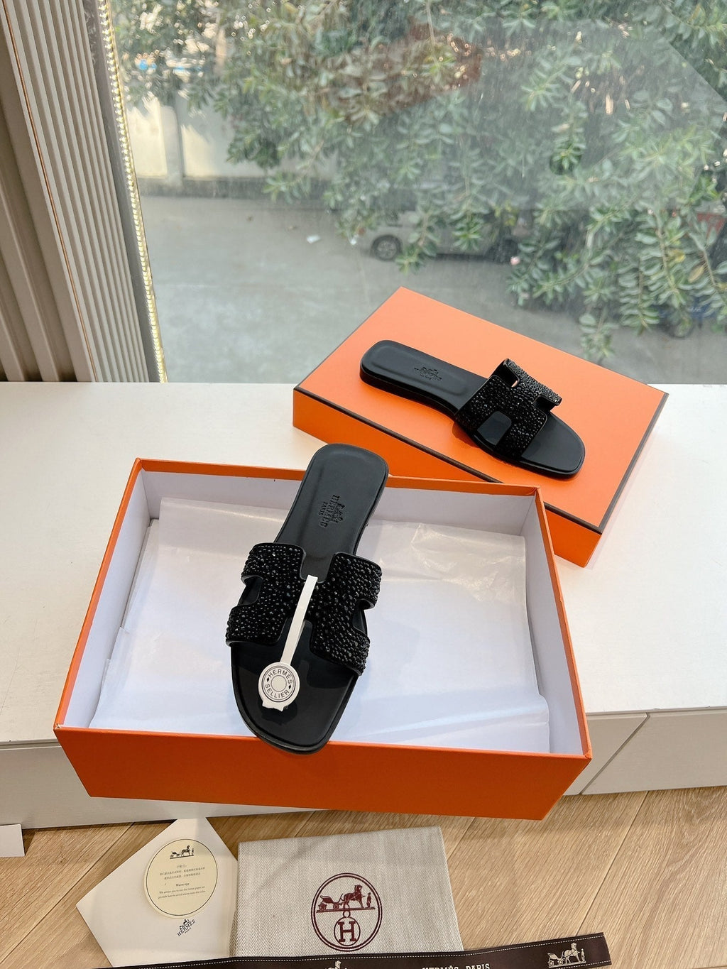 HERMES 0RAN SLIDE IN BLACK CALFSKIN WITH CRYSTALS