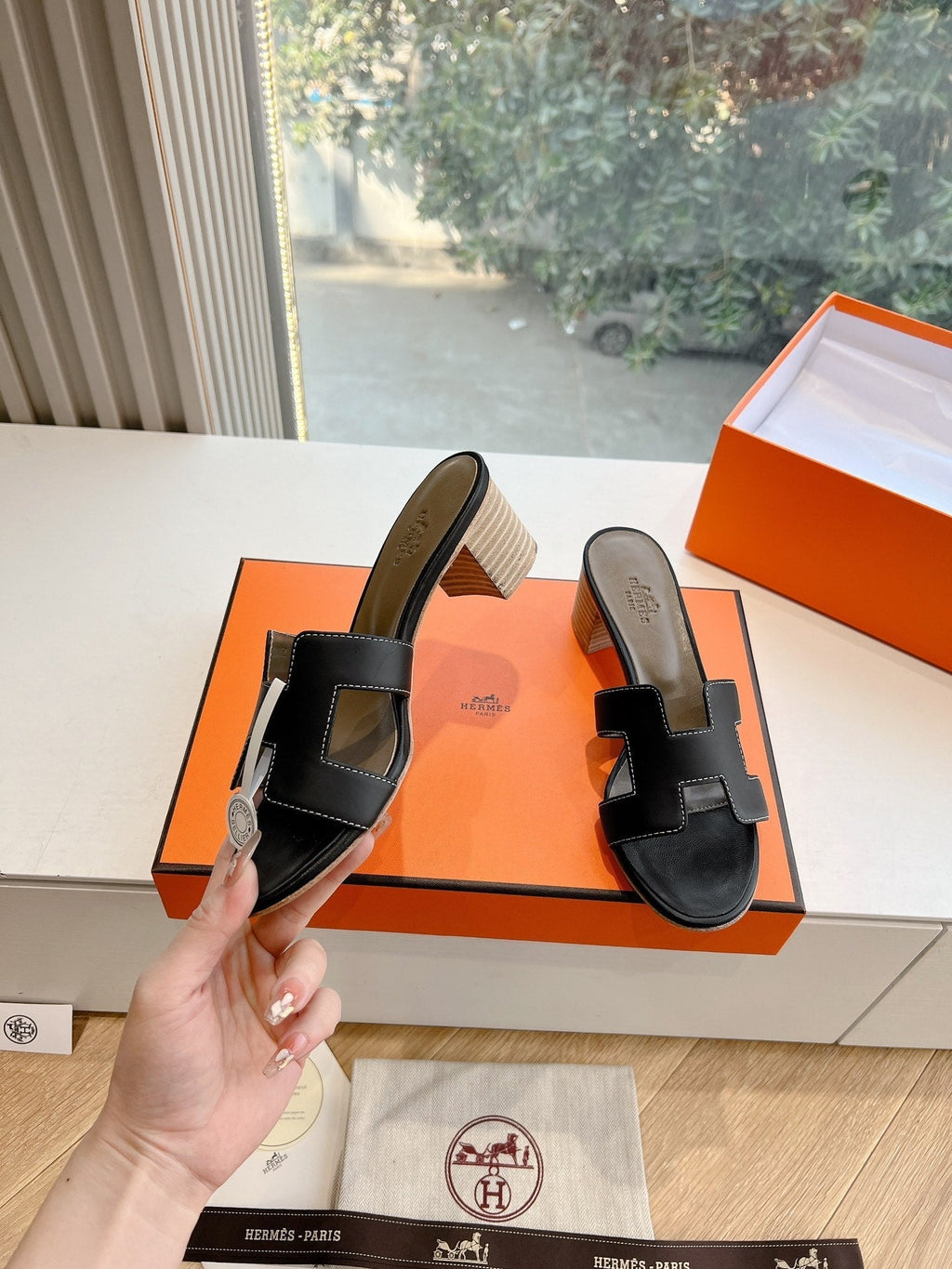 HERMES 0ASIS SANDAL IN BLACK CALFSKIN