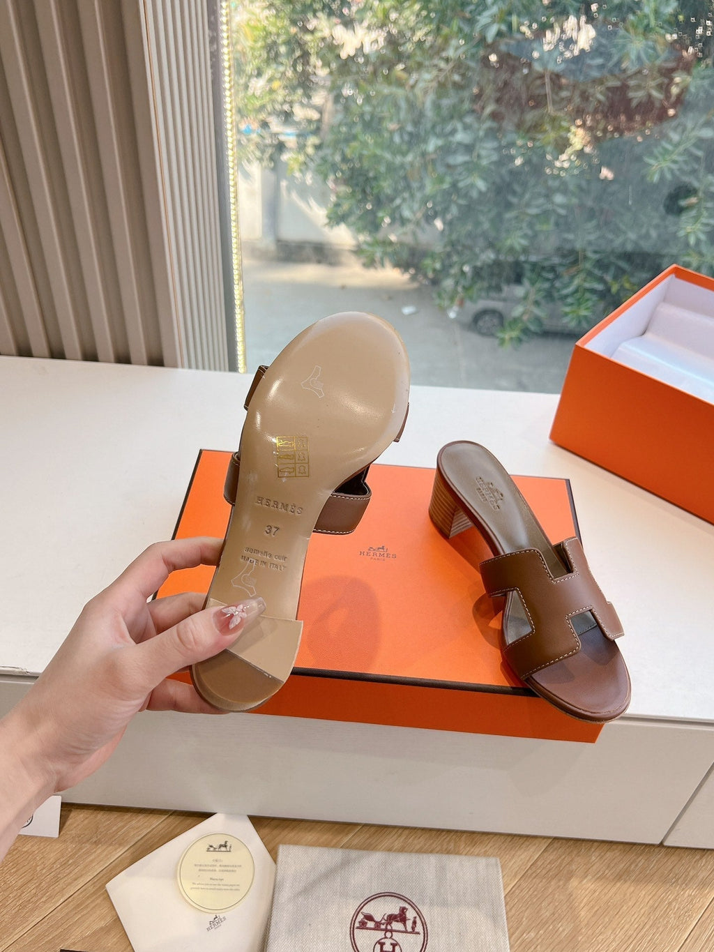 HERMES 0ASIS SANDAL IN CHOCOLATE BROWN CALFSKIN