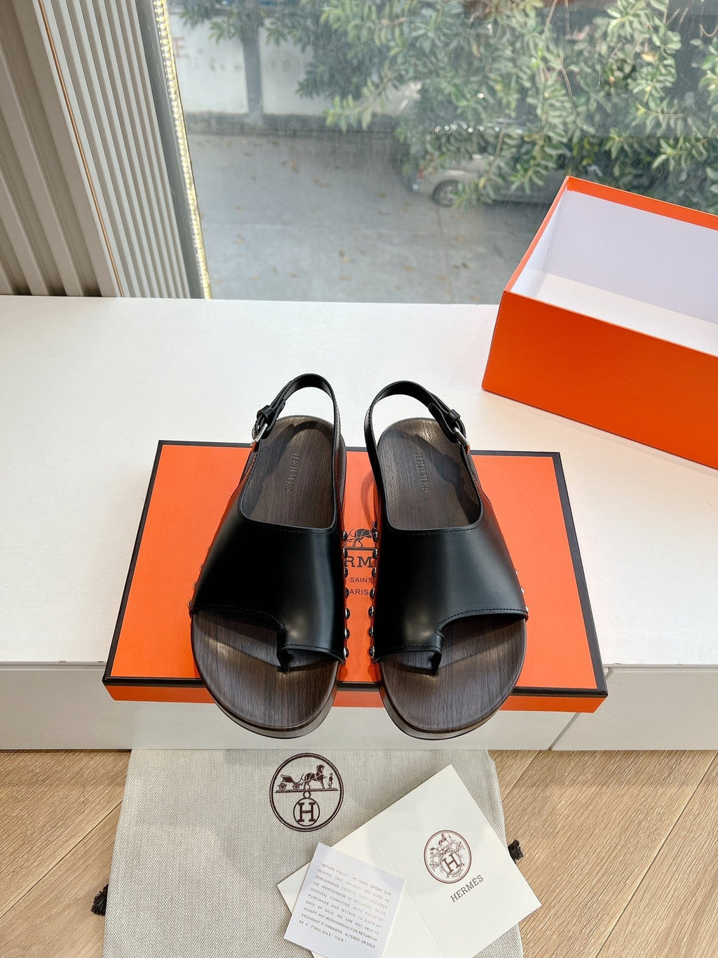 HERMES FLAT SANDAL IN BLACK CALFSKIN