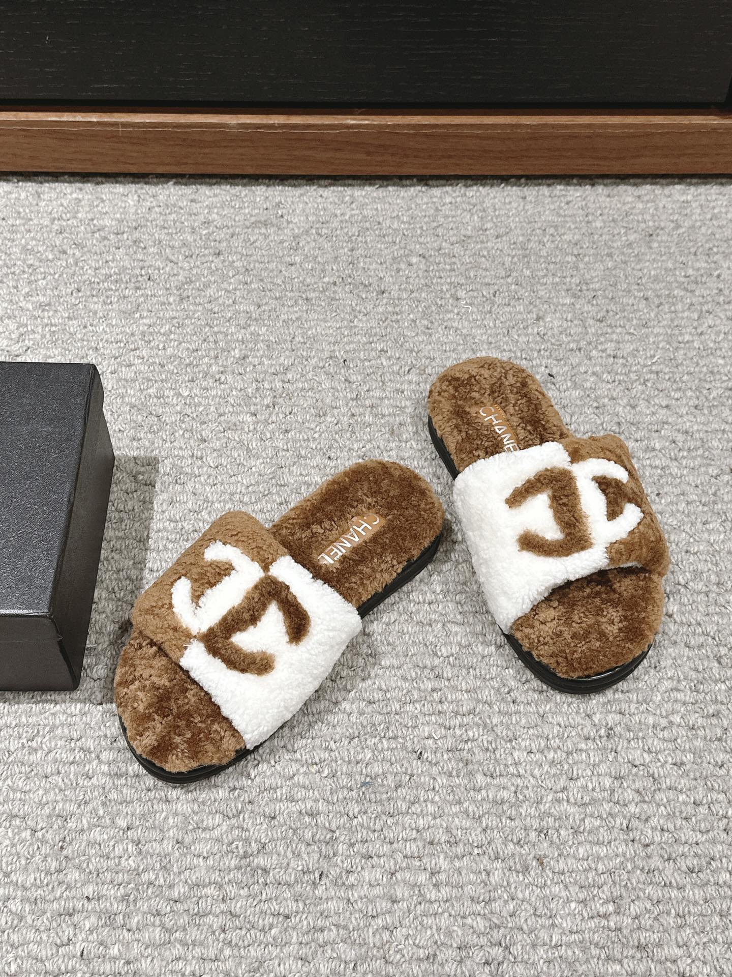 CHANEL SLIPPERS IN CIDER BROWN MIX WHITE FLEECE