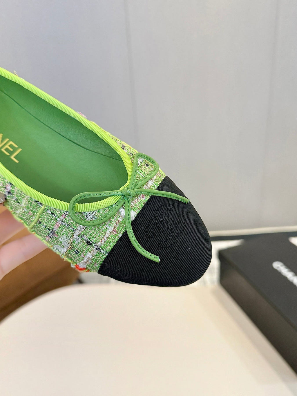CHANEL BALLET FLATS IN EMERALD GREEN TWEED AND FABRIC