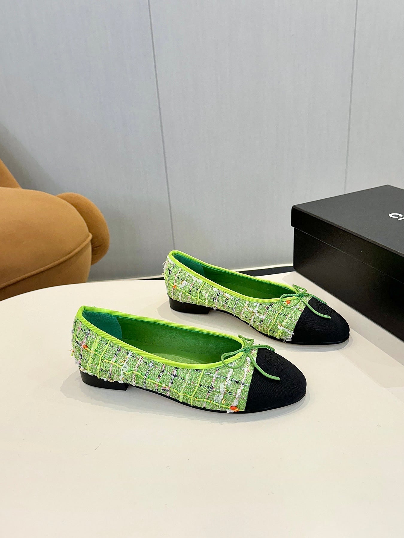 CHANEL BALLET FLATS IN EMERALD GREEN TWEED AND FABRIC