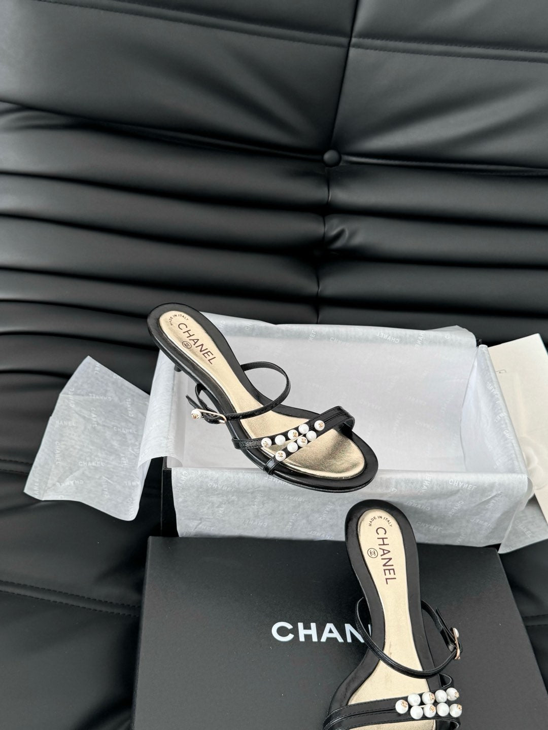 CHANEL PEARL SANDAL IN BLACK AND GOLD LAMBSKIN 35 MM