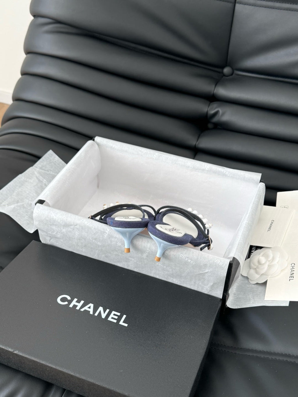 CHANEL PEARL SANDAL IN BLUE DENIM AND WHITE LAMBSKIN 35 MM