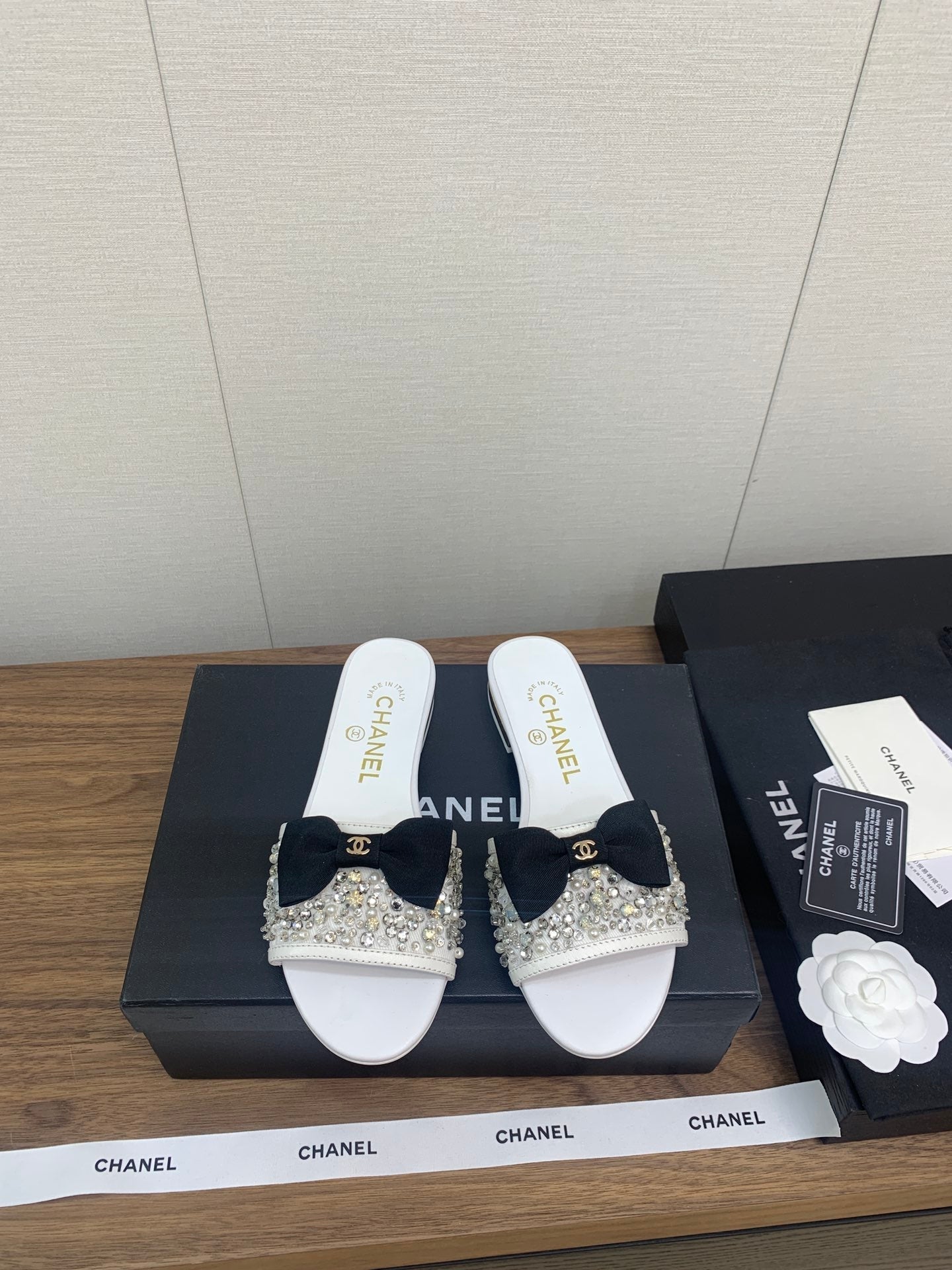 CHANEL BOW SLIPPERS IN WHITE LAMBSKIN WITH RHINESTONES