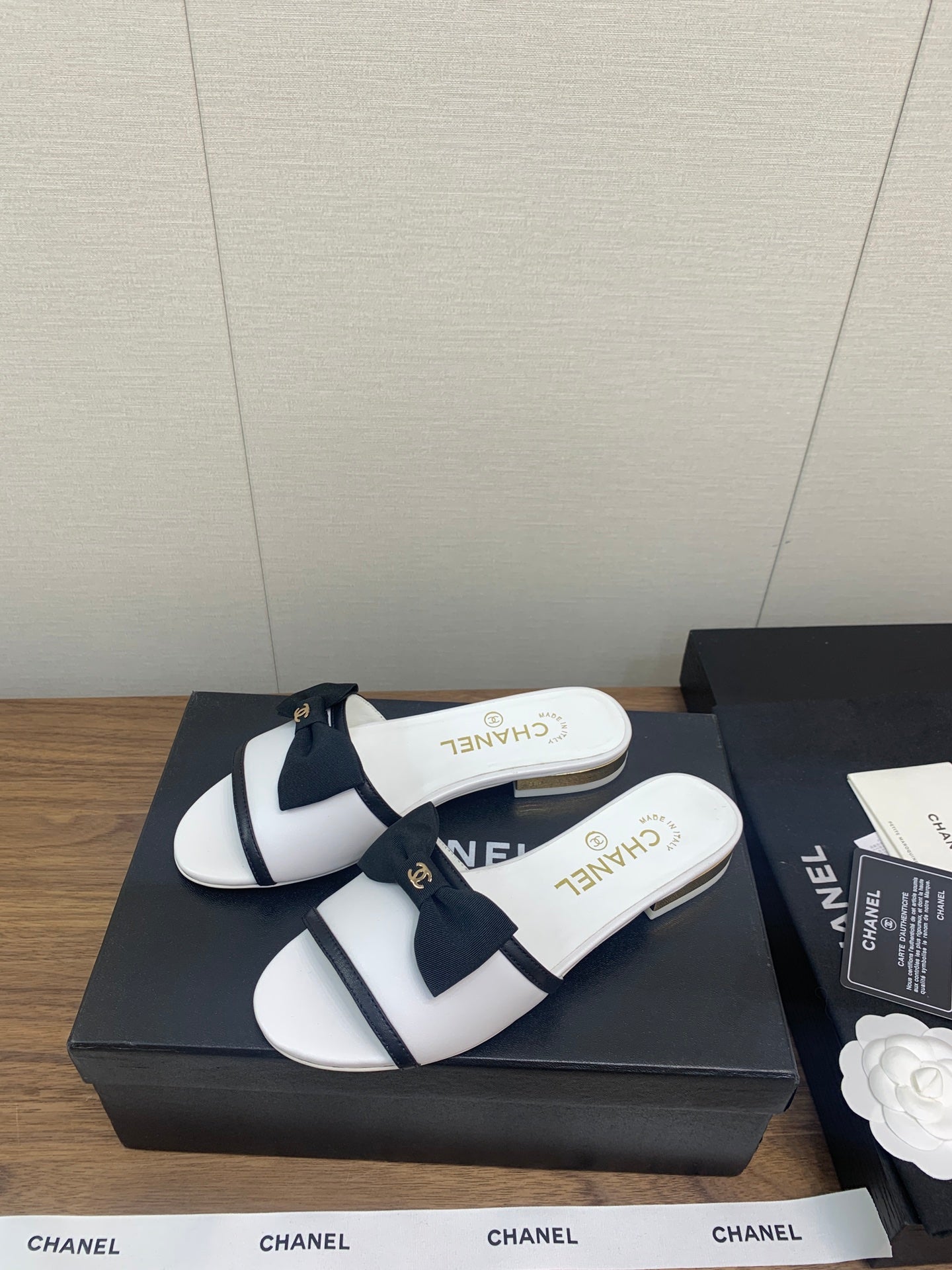 CHANEL BOW SLIPPERS IN WHITE LAMBSKIN