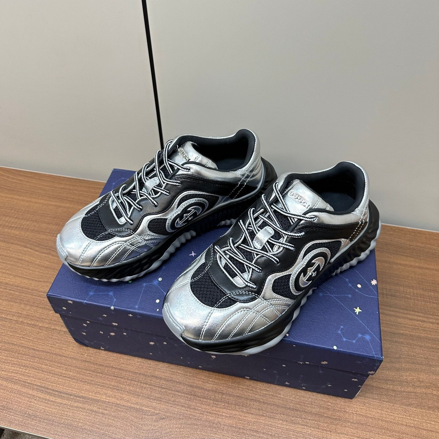 GUCCI Ripple Leather Sneakers Black Silver
