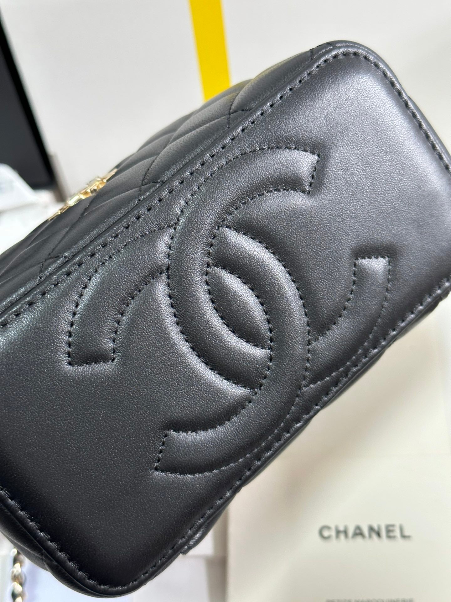 CHANEL VANITY CASE 18 IN BLACK CALFSKIN GOLD HARDWARE