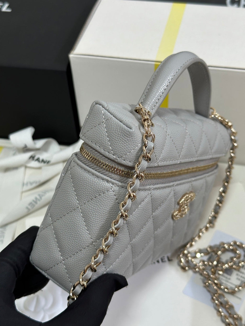 CHANEL STRASS VANITY QUILTED CASE 19 IN GREY CALFSKIN WITH GOLD METALLIC