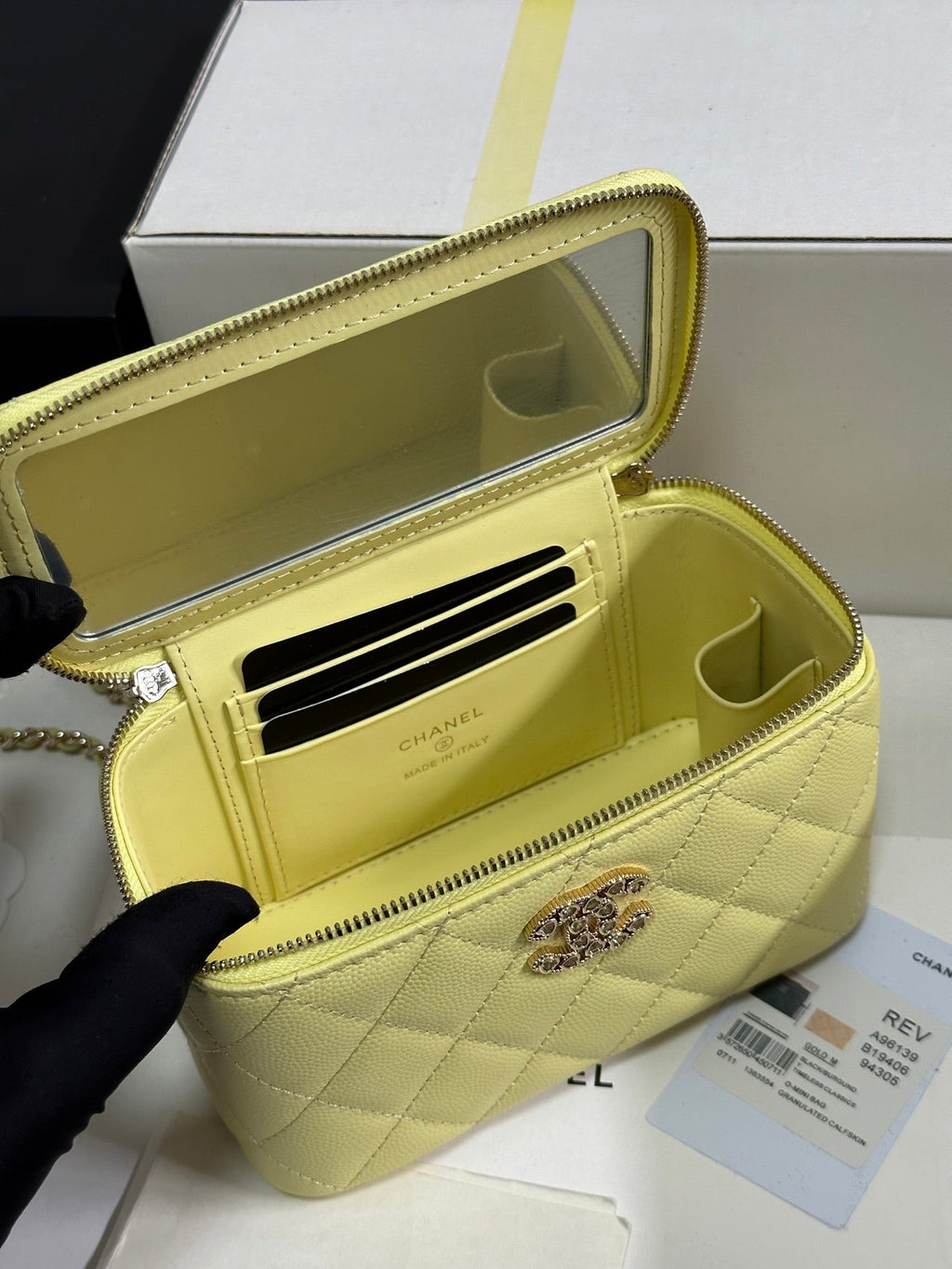 CHANEL VANITY CASE 17 CRYSTAL STUDDED LOGO IN YELLOW CALFSKIN GOLD HARDWARE