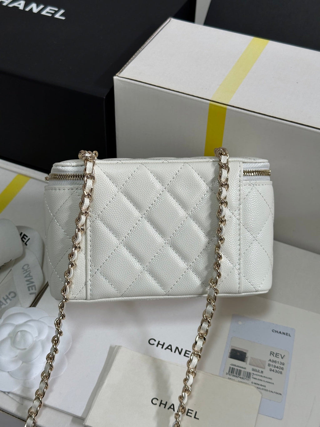 CHANEL VANITY CASE 17 CRYSTAL STUDDED LOGO IN WHITE CALFSKIN GOLD HARDWARE