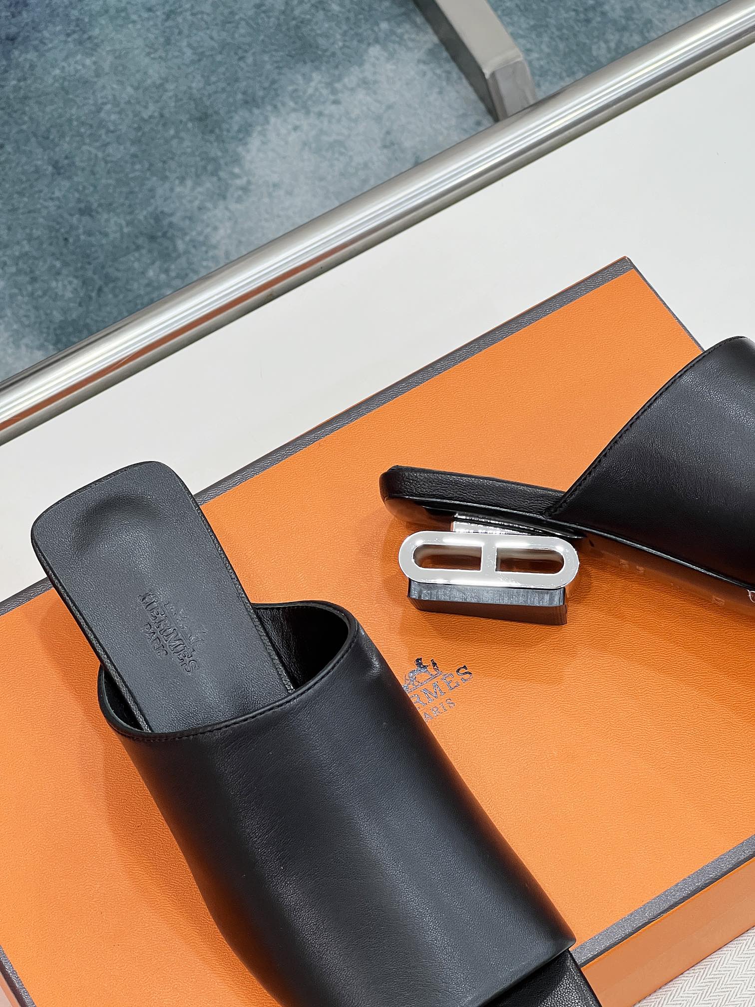 HERMES IDOLE SANDAL IN BLACK CALFSKIN