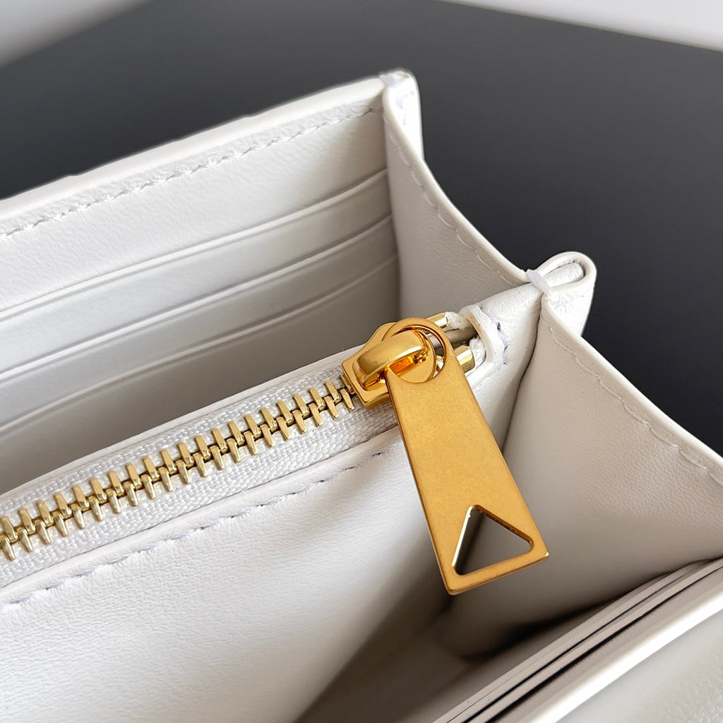BOTTEGA VENETA ANDIAMO BAG 19 IN WHITE CALFSKIN