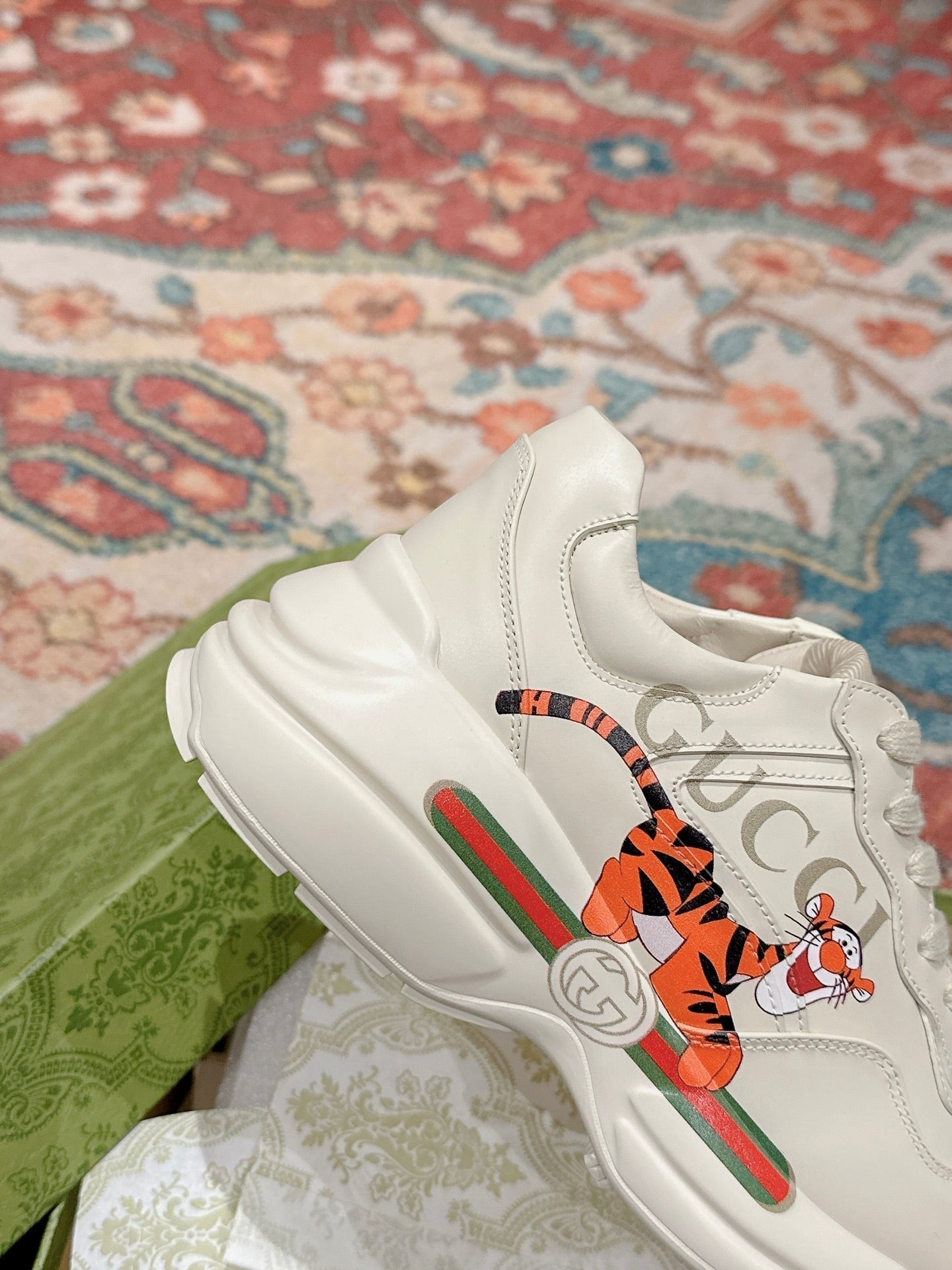 GUCCI RHYTON LOGO TRAINER WHITE CALFSKIN WITH TIGER MOTIF