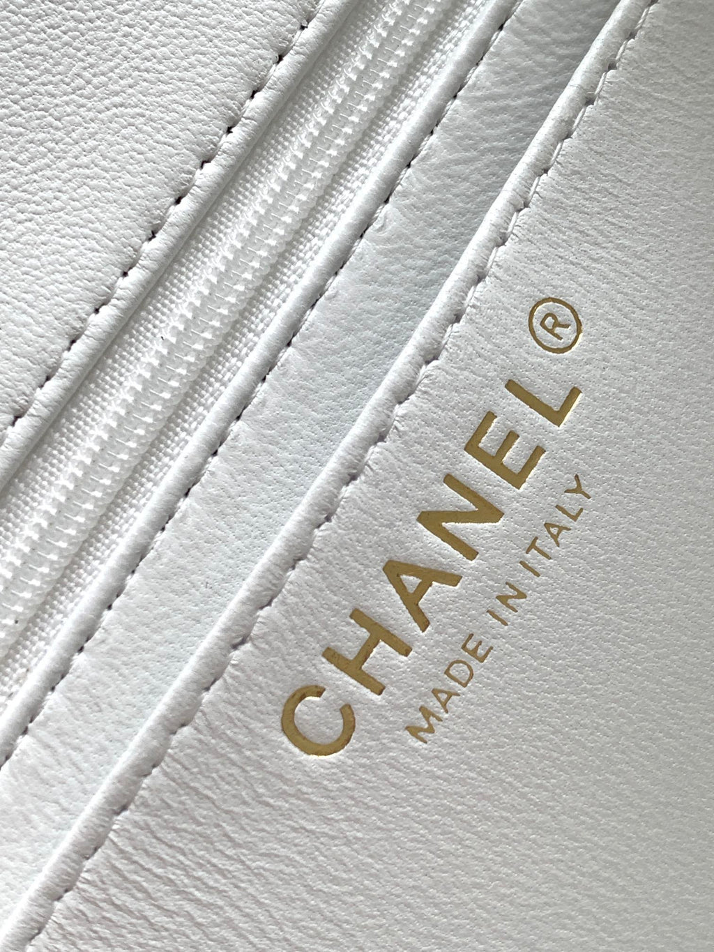 CHANEL MEDIUM 25 FLAP BAG IN WHITE WOOL TWEED