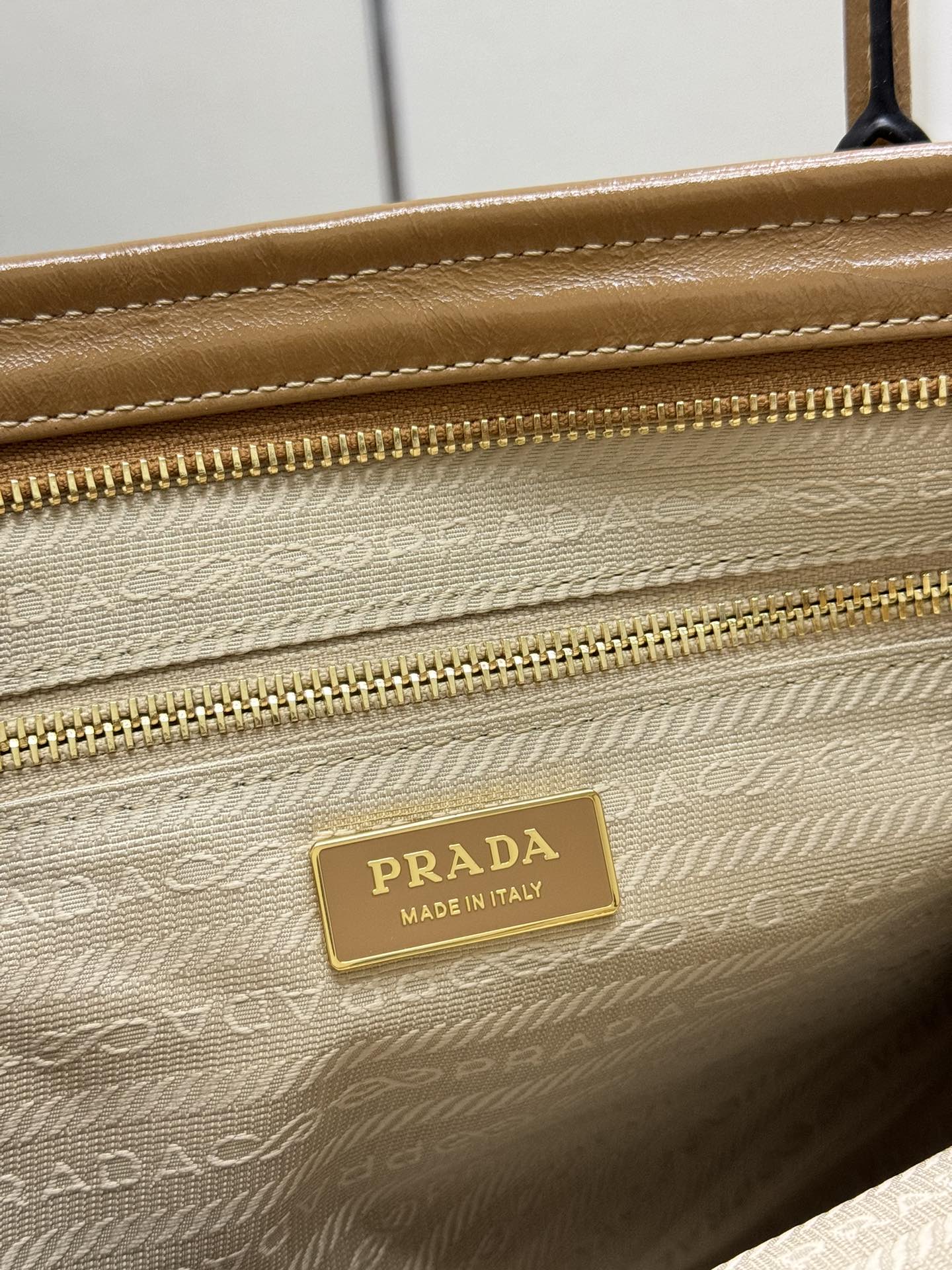 PRADA 25S BONNIE LARGE HANDBAG 38 IN GOLDEN BROWN CALFSKIN GOLD HARDWARE