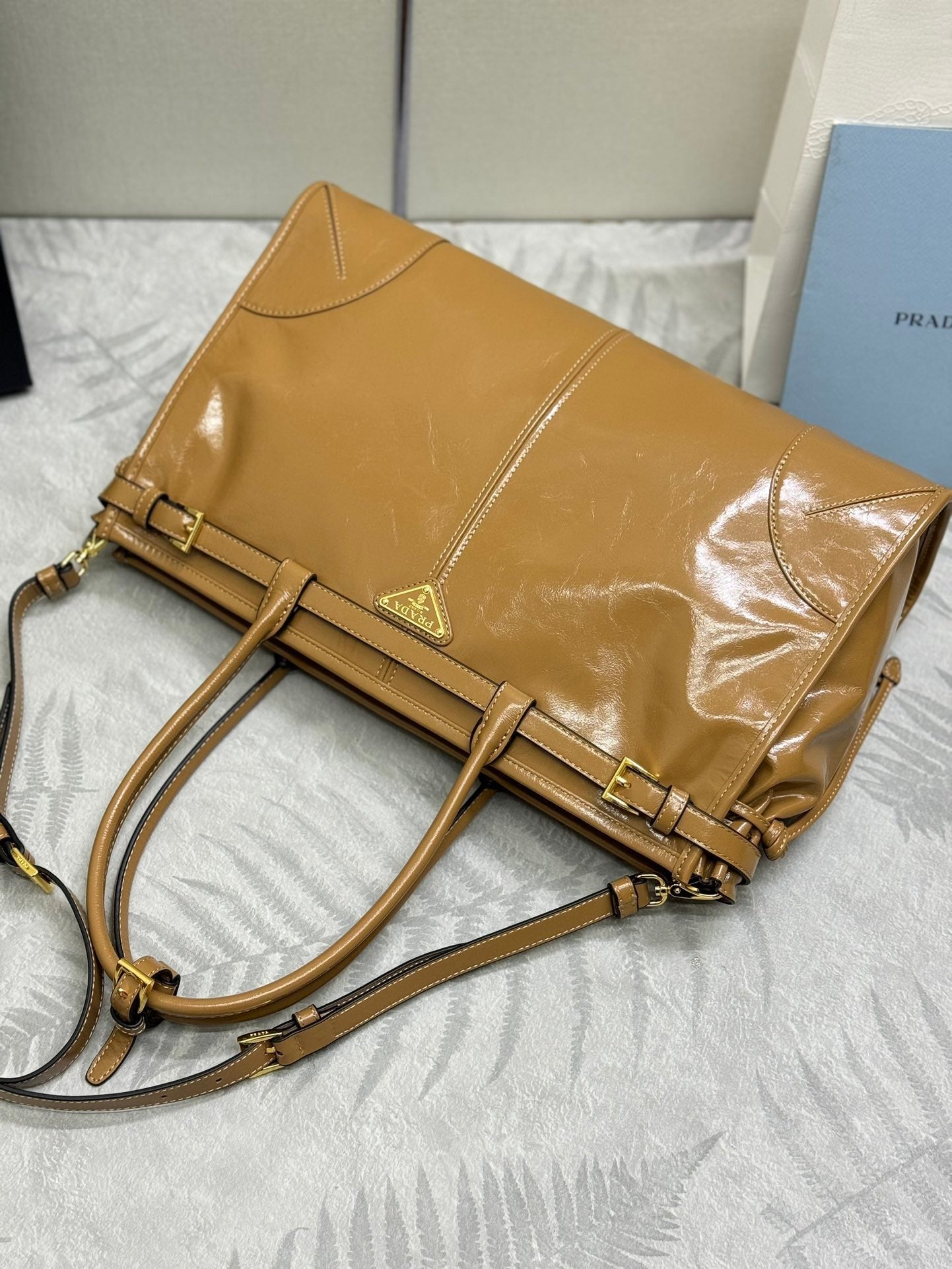 PRADA 25S BONNIE LARGE HANDBAG 38 IN GOLDEN BROWN CALFSKIN GOLD HARDWRE