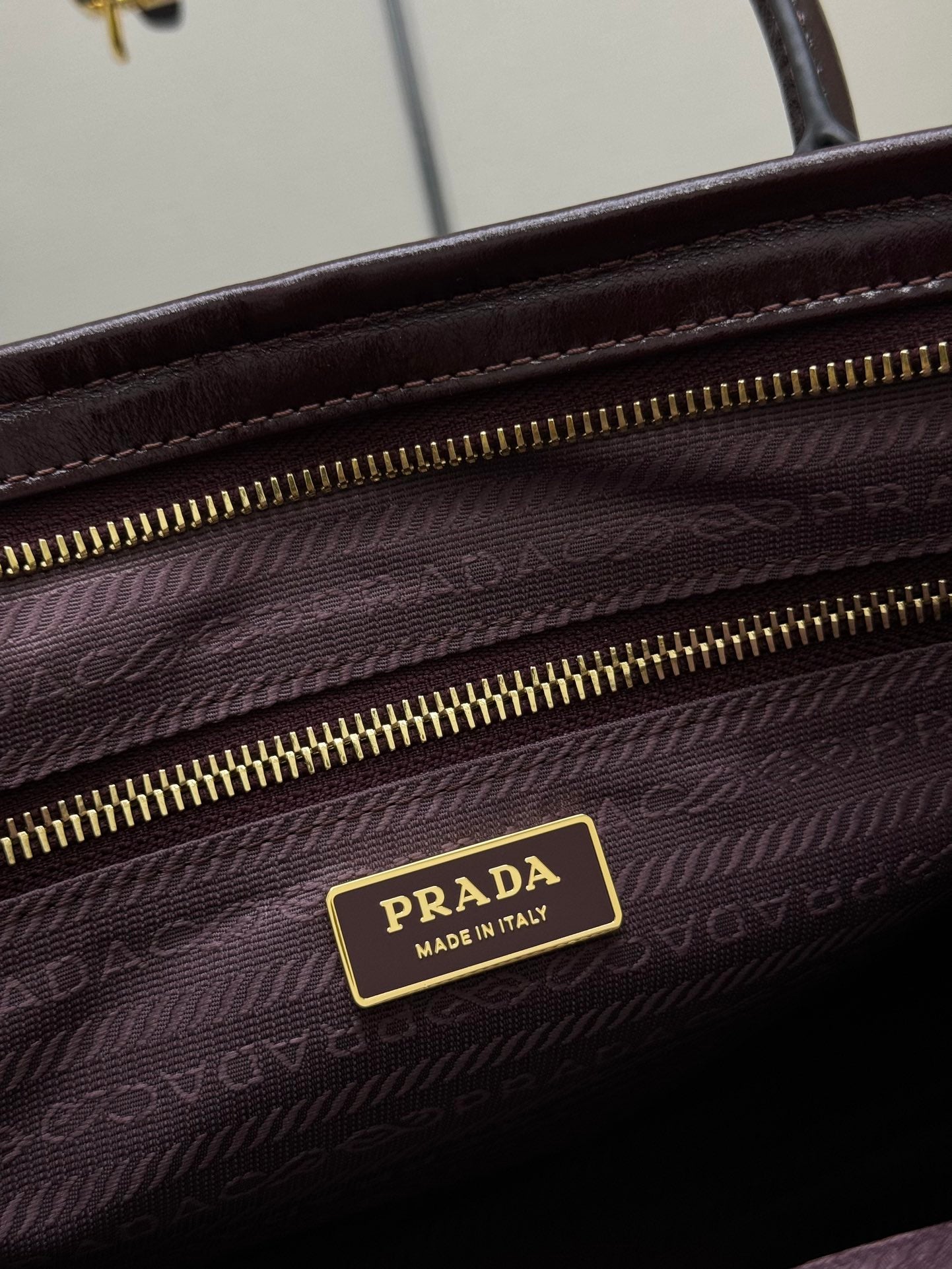 PRADA 25S BONNIE LARGE HANDBAG 38 IN BURGUNDY GLOSSY CALFSKIN GOLD HARDWRE