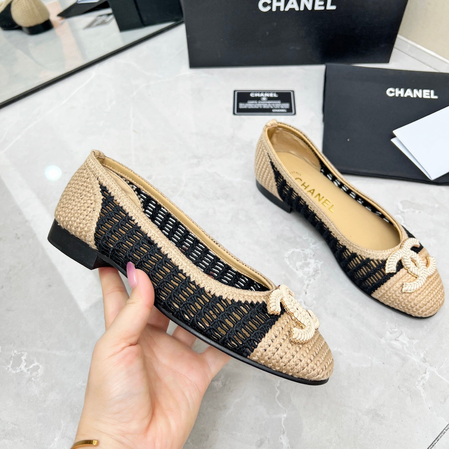 CHANEL BALLET FLAT 10 MM IN BLACK MIX BEIGE RAFFIA
