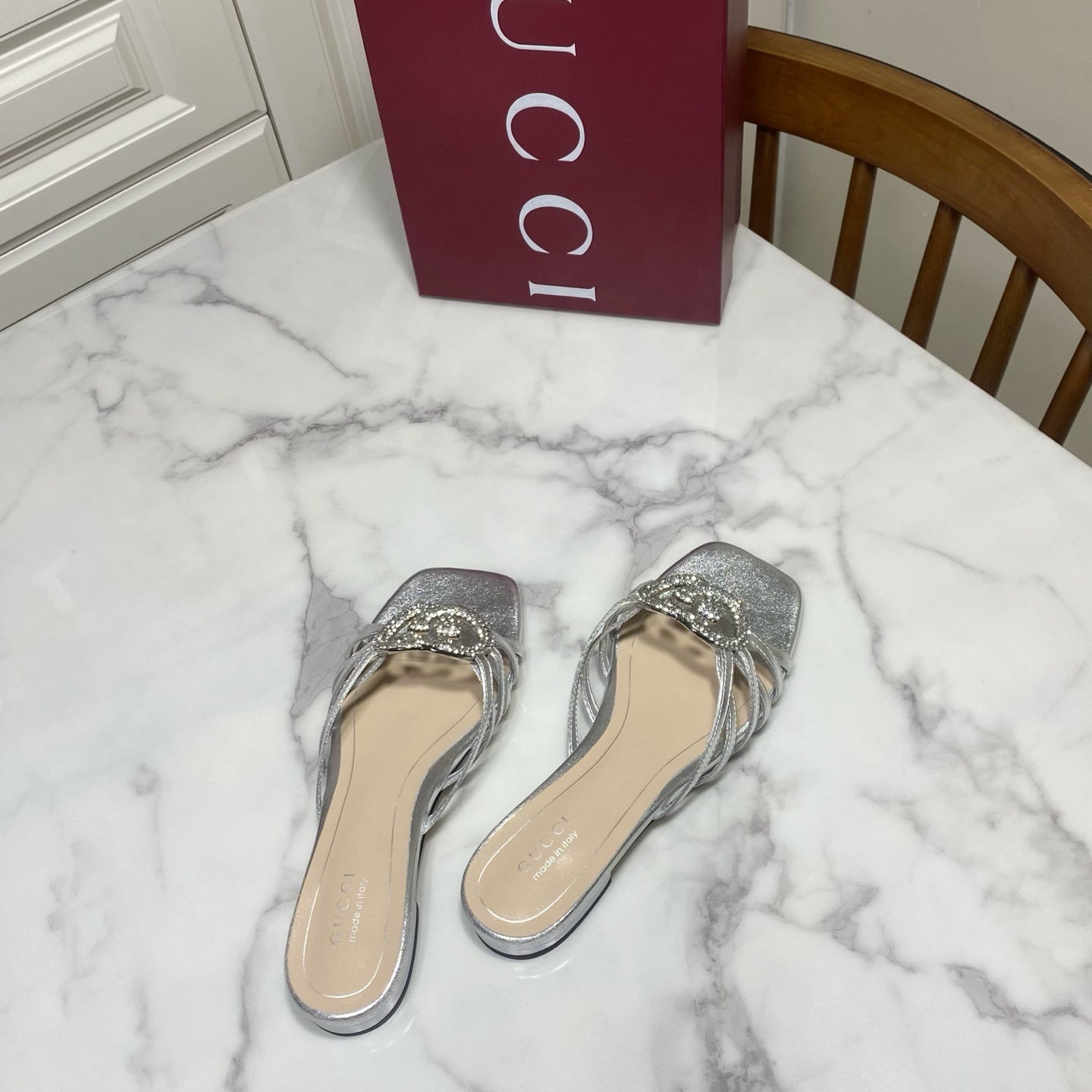 GUCCI 26S FLAT SLIDES IN SILVER CALFSKIN WITH CRYSTAL