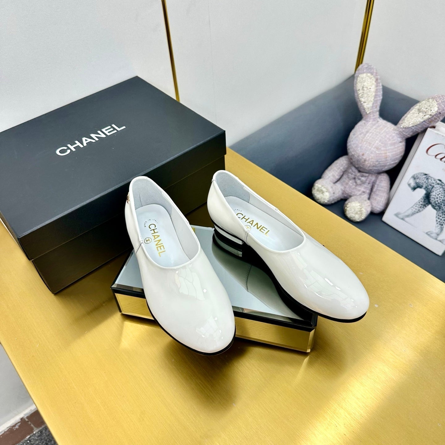 CHANEL SIMPLE FLATS 25S IN WHITE GLOSSY LEATHER