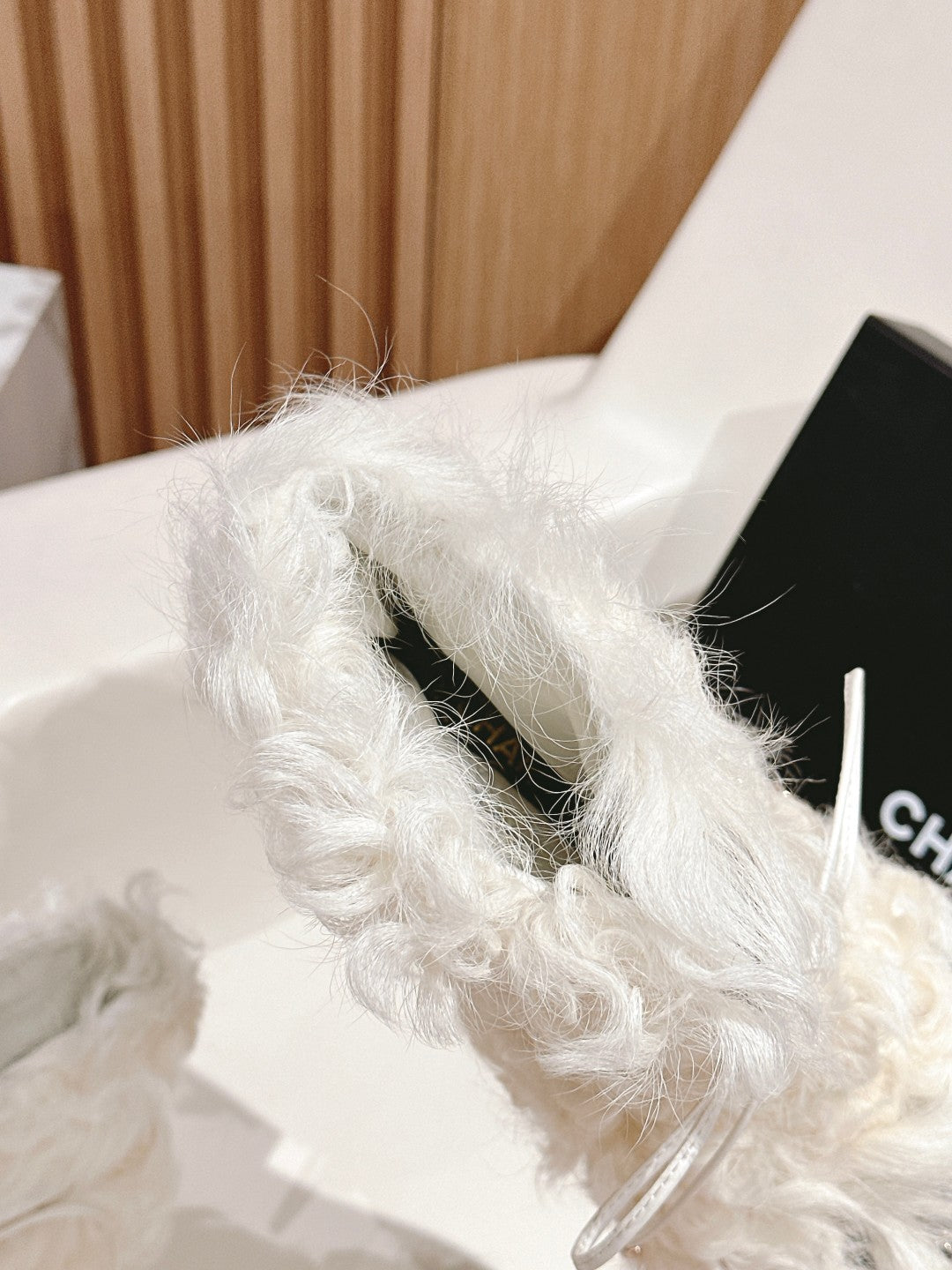 CHANEL SHORT BOOTS IN WHITE LAMB FUR AND LAMBSKIN 962186