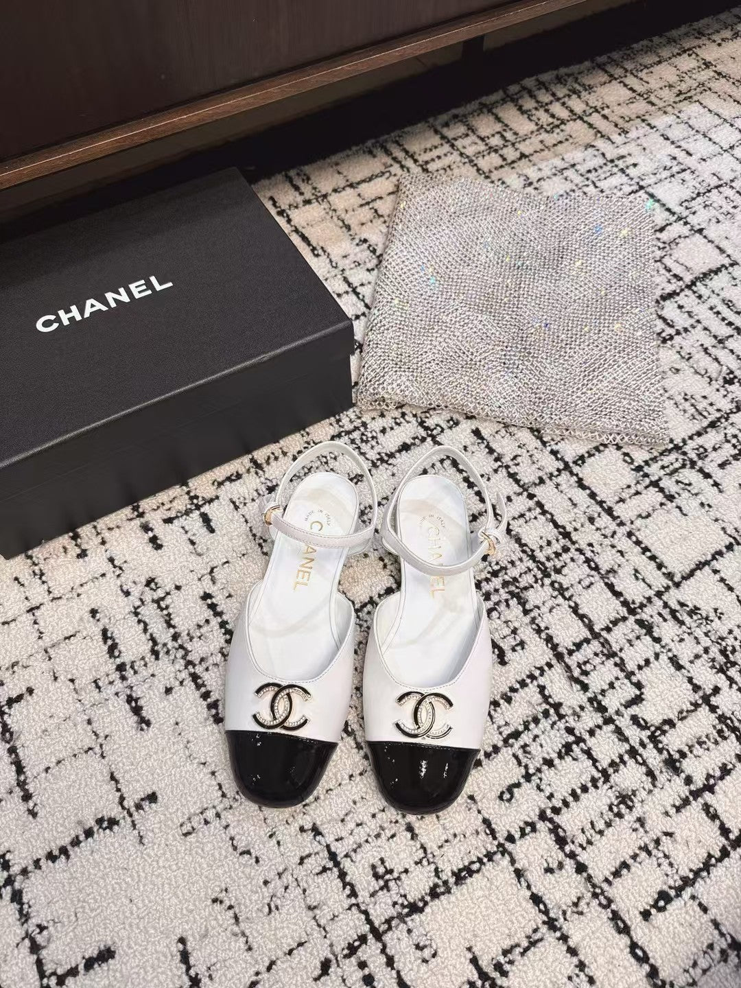 CHANEL FLAT SLINGBACKS IN WHITE MIX BLACK CALFSKIN