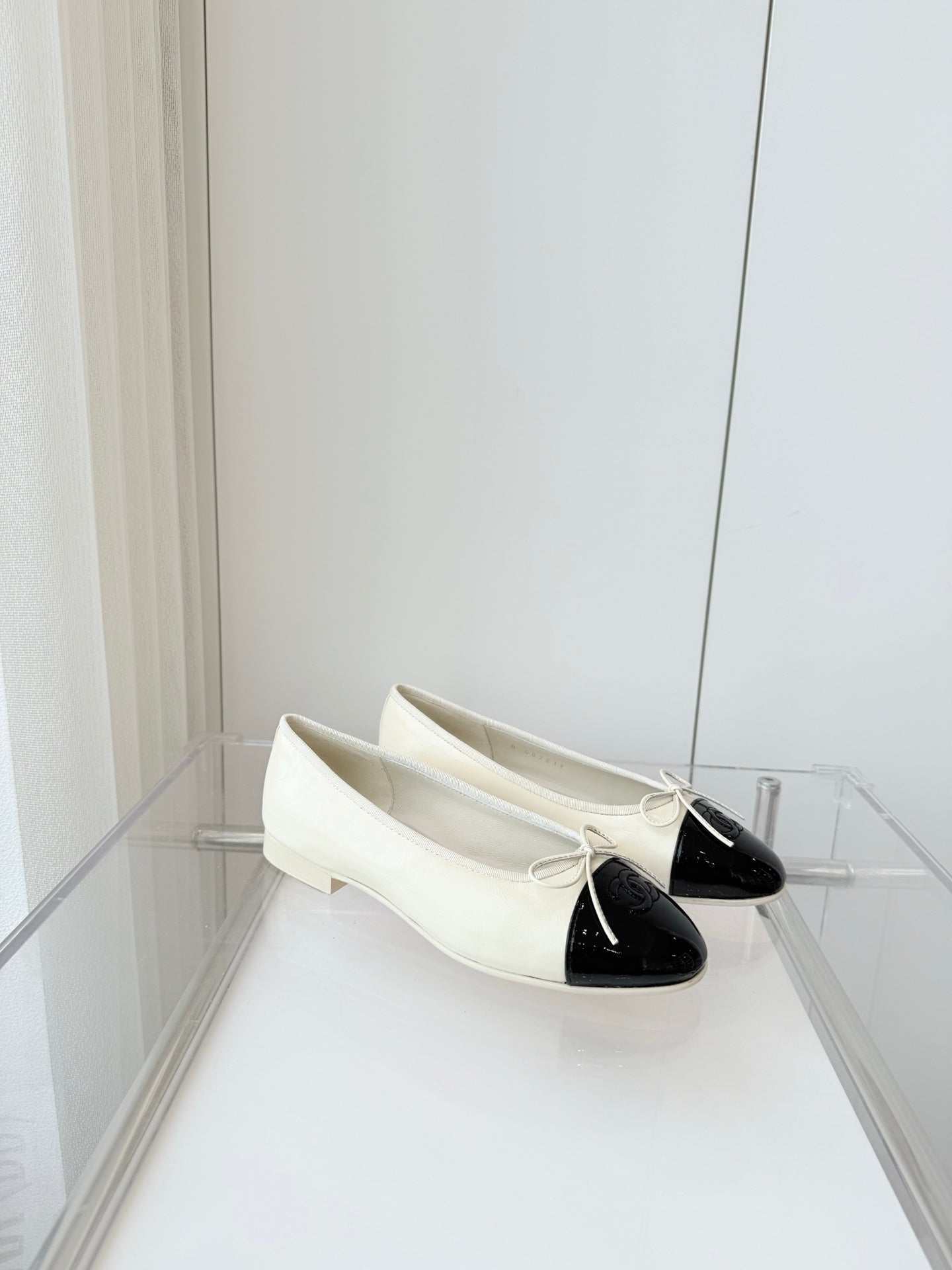 CHANEL BALLET FLAT IN WHITE MIX BLACK CALFSKIN