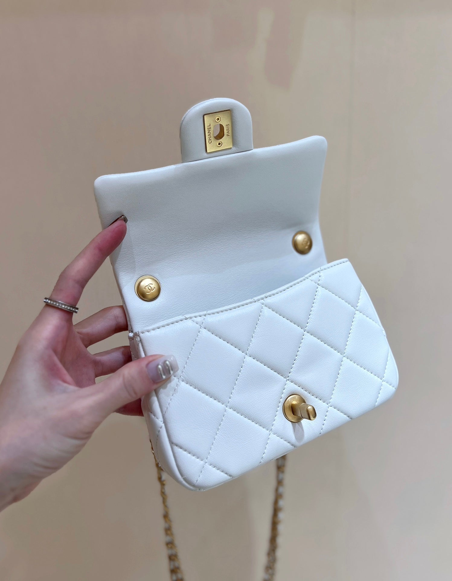 CHANEL 25S  CROSSBODY HANDBAG 17 IN WHITE LAMBSKIN GOLD HARDWARE