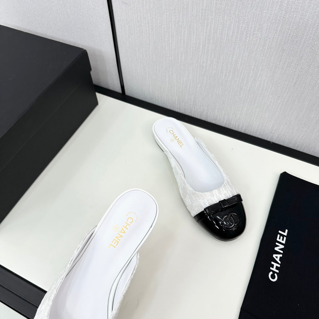 CHANEL BOW MULE IN WHITE FABRIC AND BLACK CALFSKIN
