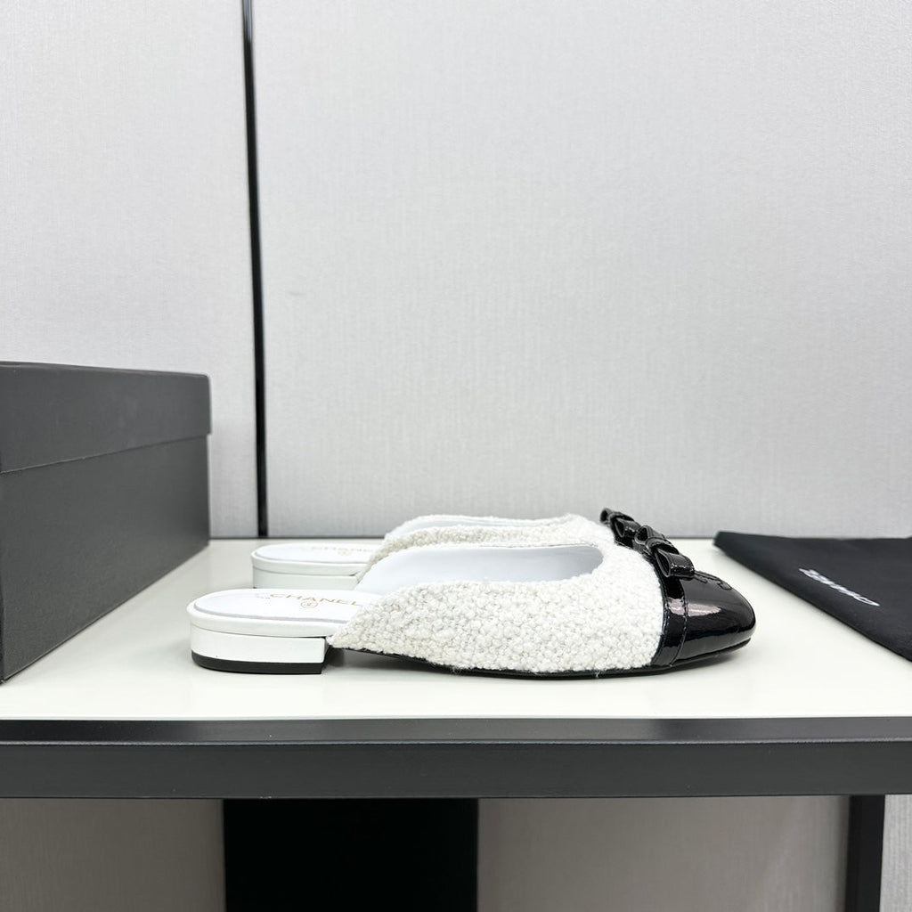 CHANEL BOW MULE IN WHITE FUR AND BLACK CALFSKIN