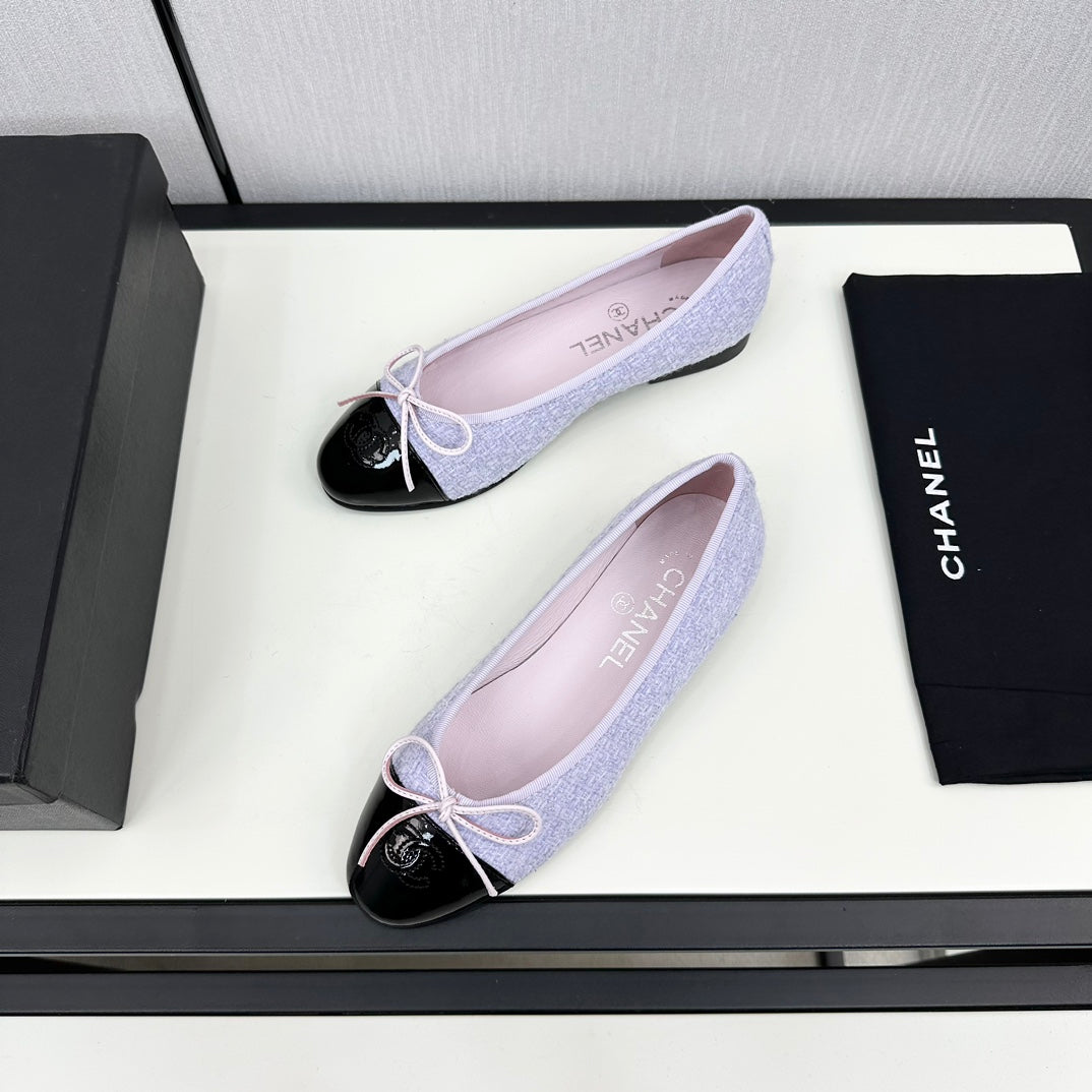CHANEL BALLET FLATS IN POWDER BLUE TWEED AND BLACK CALFSKIN