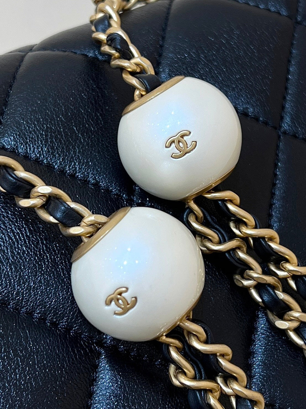 CHANEL 25S  CROSSBODY HANDBAG 17 IN BLACK LAMBSKIN GOLD HARDWARE