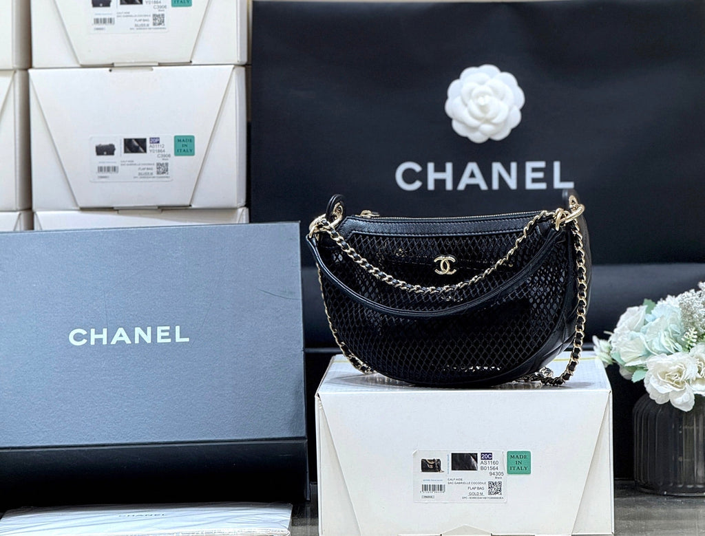 CHANEL MESH POUCH 22 IN BLACK EFFECT LAMBSKIN WITH GOLD METALLIC