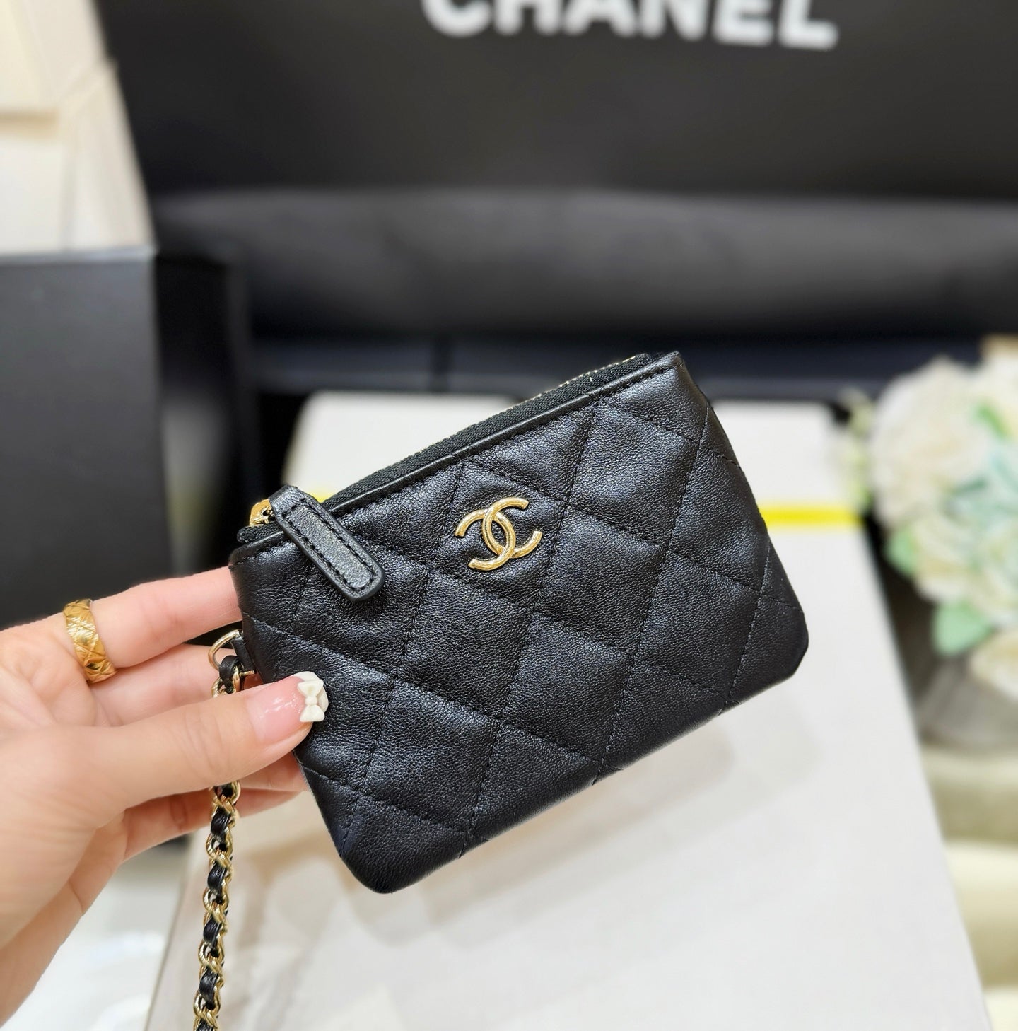 CHANEL MESH POUCH 22 IN BLACK EFFECT LAMBSKIN WITH GOLD METALLIC
