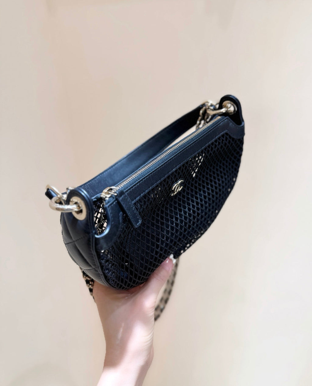 CHANEL MESH POUCH 22 IN BLACK EFFECT LAMBSKIN WITH GOLD METALLIC