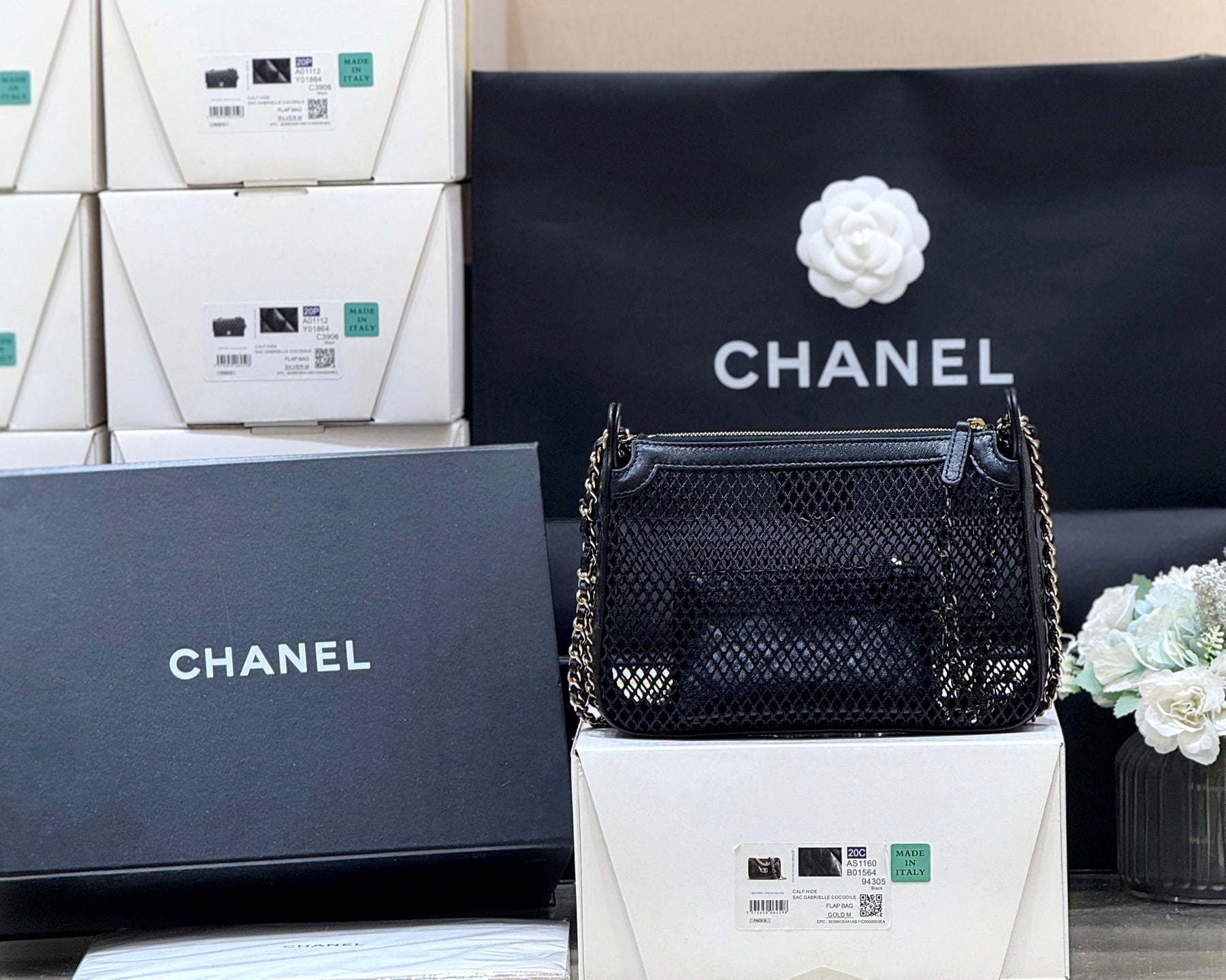 CHANEL MESH POUCH 20 IN BLACK EFFECT LAMBSKIN WITH GOLD HARDWARE