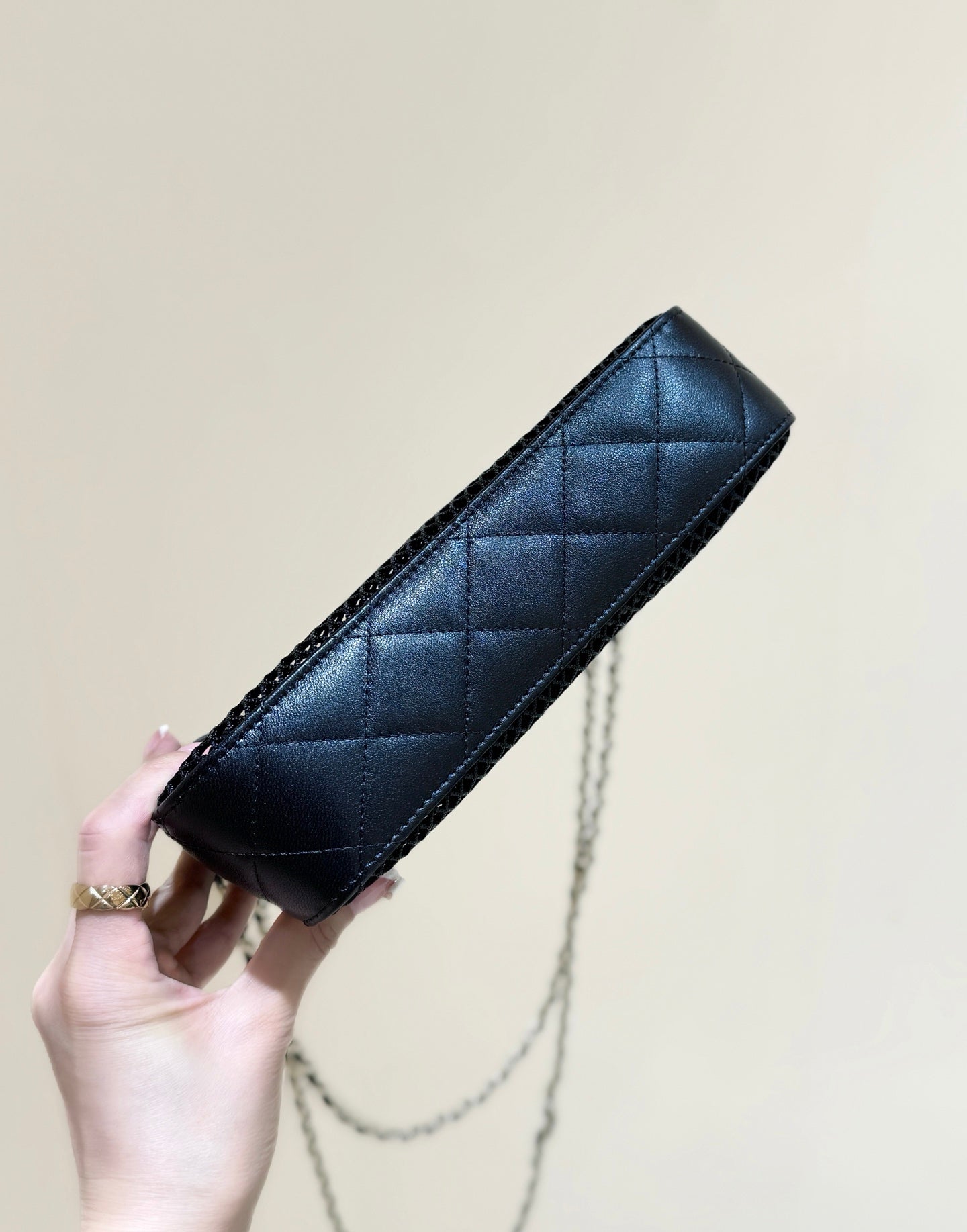 CHANEL MESH POUCH 20 IN BLACK EFFECT LAMBSKIN WITH GOLD HARDWARE