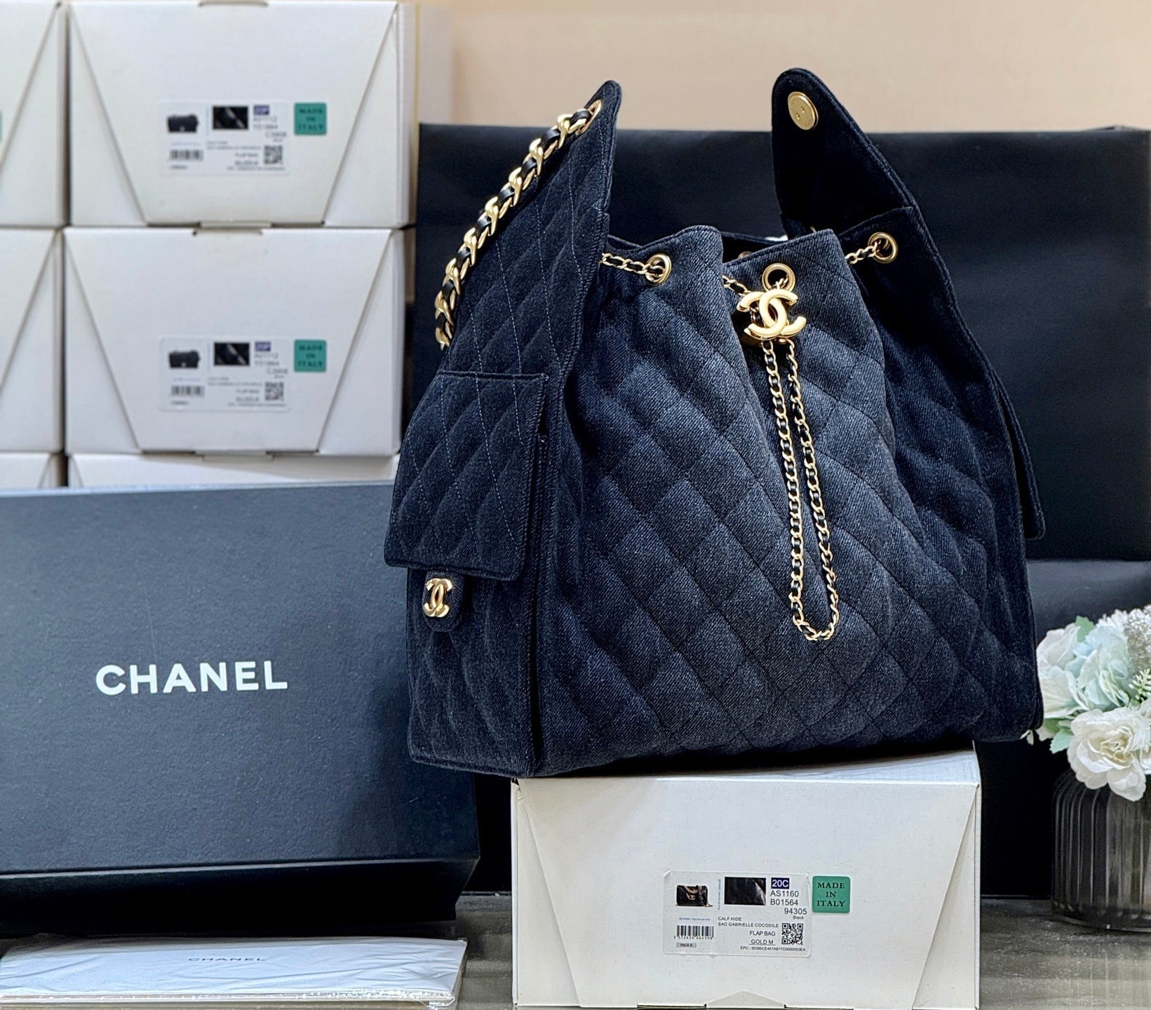 CHANEL 25 HANDBAG 40 IN DARK BLUE DENIM GOLD HARDWARE